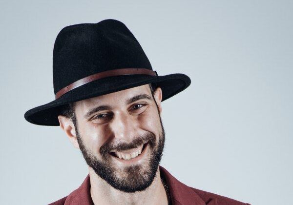 Ramo: il cantautore che racconta la rinascita con semplicità e autenticità