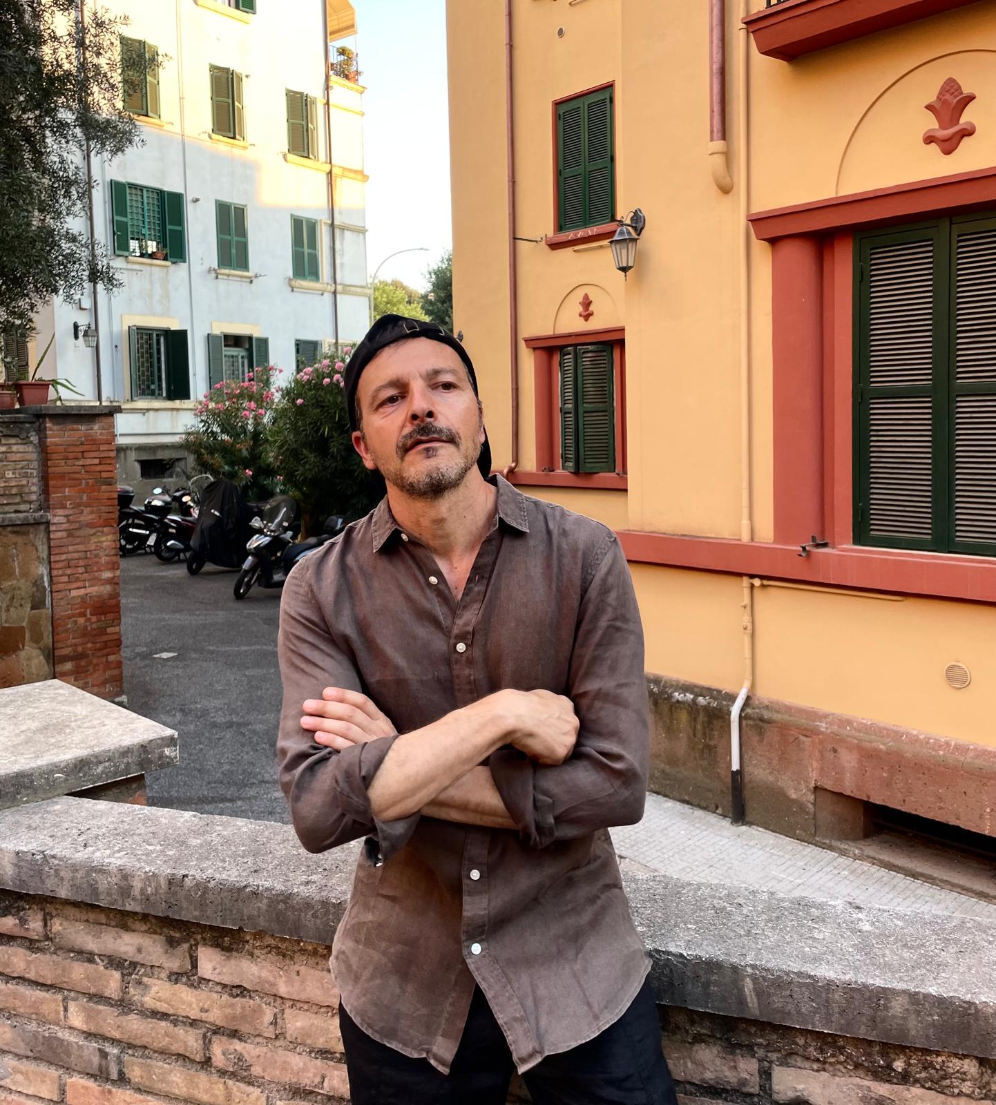 Giovanni Leo: “Giornate a Righe”, dieci anni di attesa per un disco che sfida il tempo e le convenzioni